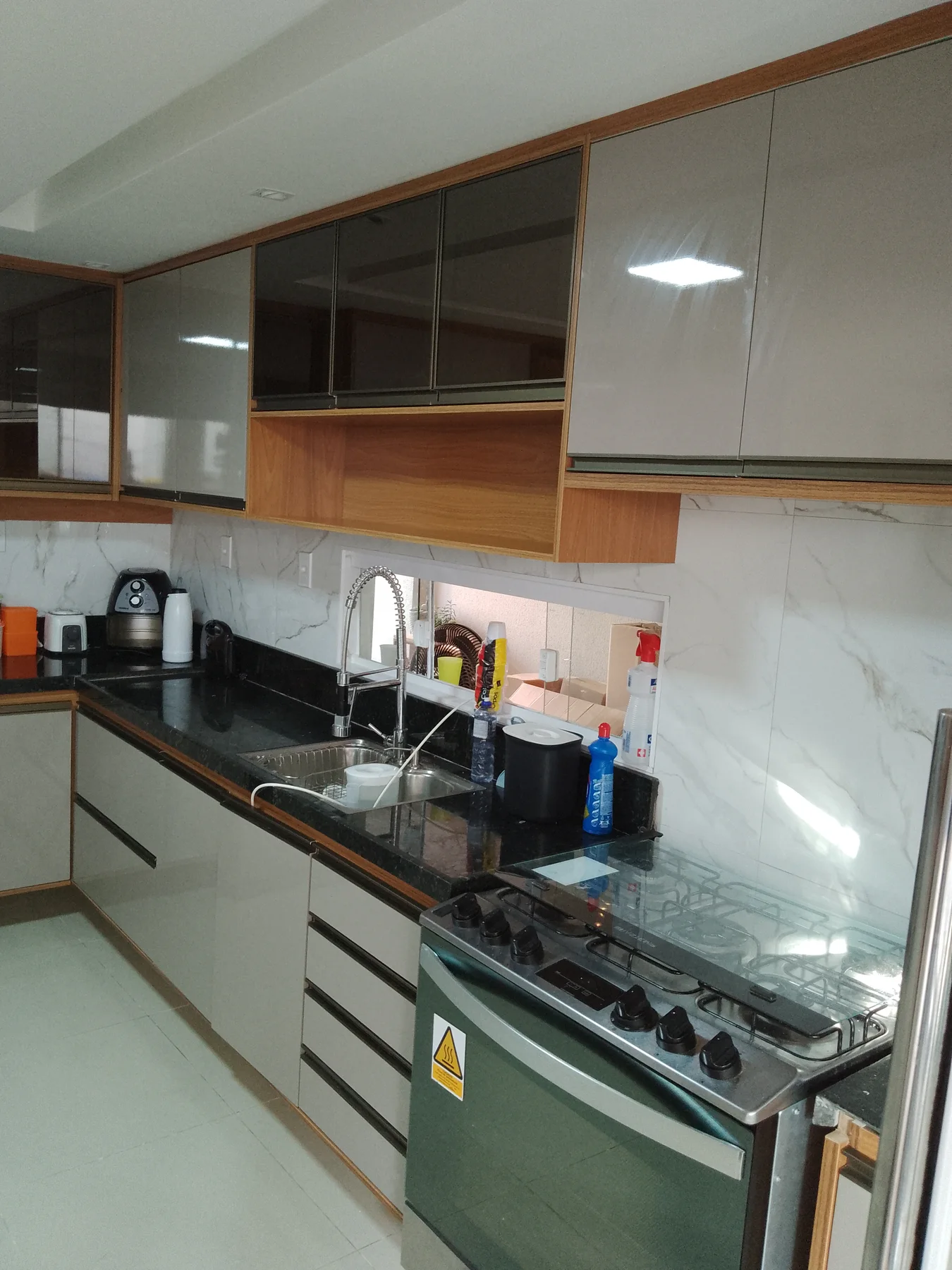 Bancada de cozinha com gavetas, fogão e encontro da pedra