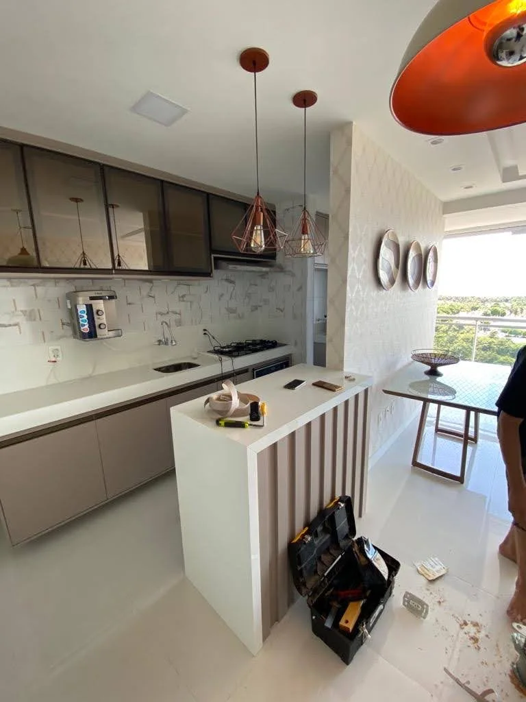 Cozinha clara com ilha e armários planejados