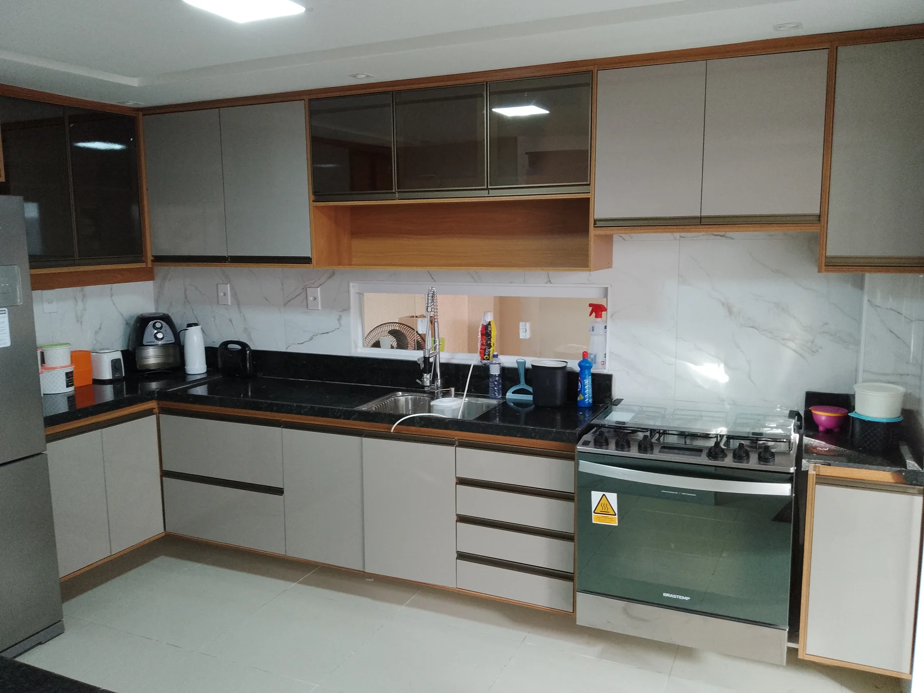 Cozinha planejada em vista ampla com bancada em L