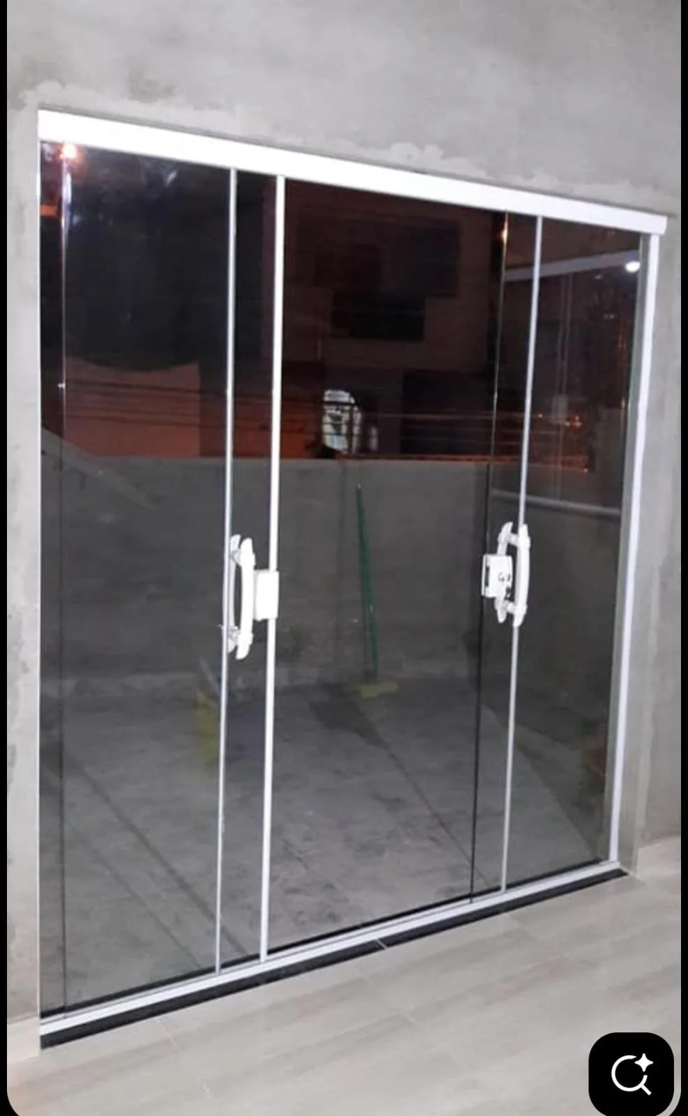 Esquadria ampla em ambiente escuro